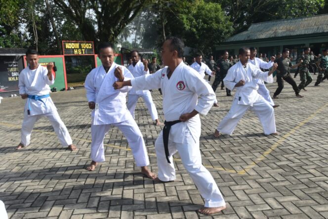 
Perkuat Fisik dan Mental Prajurit, Kodim 1002/HST Laksanakan Latihan Karate