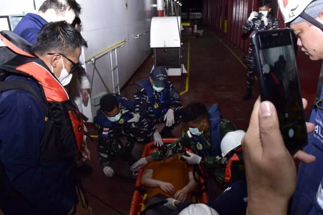 
Kodaeral X TNI AL Gerak Cepat Evakuasi ABK MV ALS Luna di Perairan Jayapura