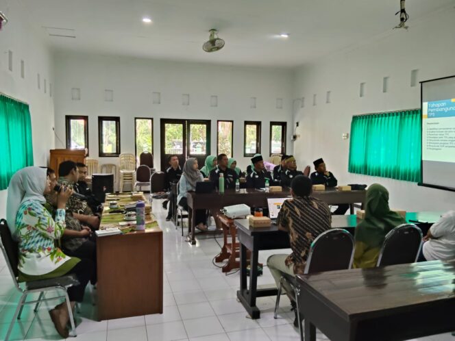 
Audiensi FKPS dengan DLH Probolinggo: Penataan TPS Tak Cukup Fisik, Perlu Kesadaran Masyarakat