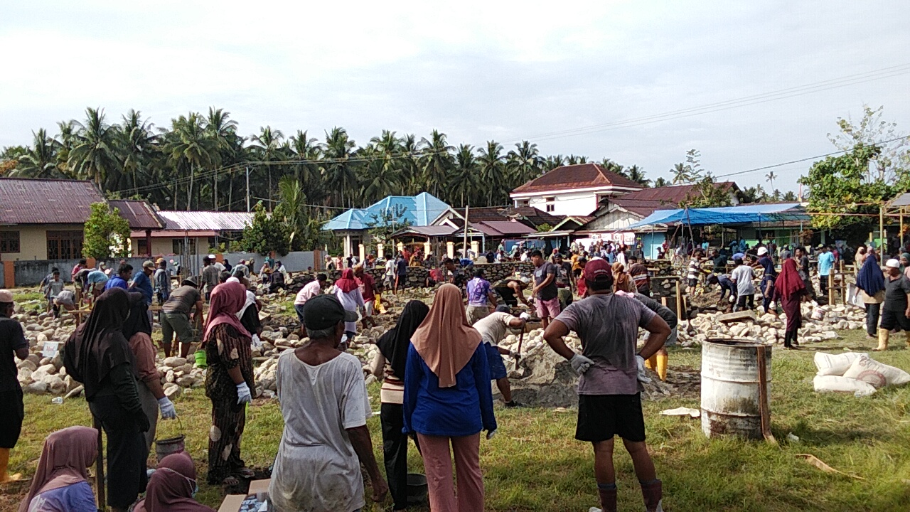 Anggota Koramil 1505-04/Oba Gotong Royong Bersama Warga Bangun Masjid