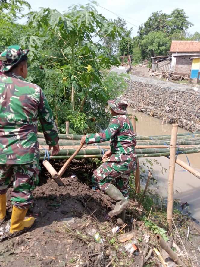 
Jembatan Penghubung Desa Matekan Rusak Diterjang Banjir, Koramil 0820-14/Besuk Bergerak Bersama Warga