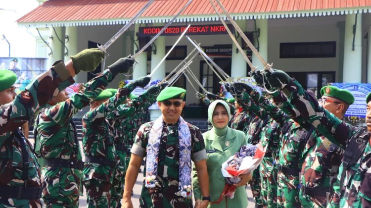 Tradisi Pedang Pora Warnai Lepas Sambut Dandim Probolinggo