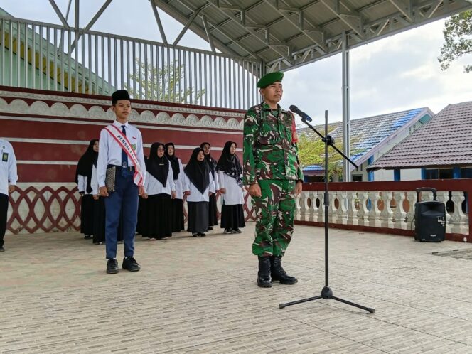 
Perkuat Karakter Pelajar, Babinsa Koramil 1002-08/Labuan Amas Utara Jadi Pembina Upacara