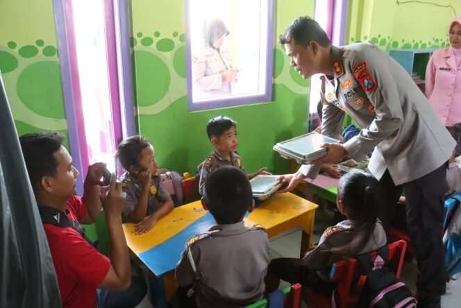 
Dukung Program Nasional MBG, Kapolres Probolinggo Kota Tinjau Dapur SPPG dan Salurkan 86 Porsi Makan Gratis