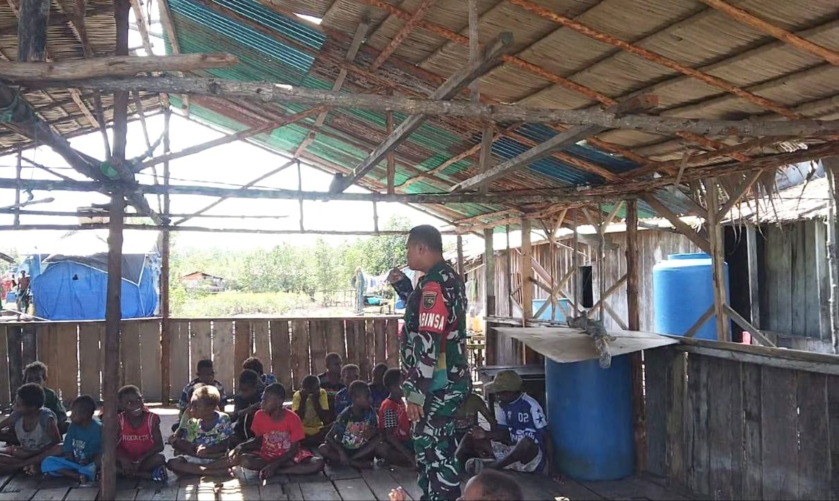 Peduli Dengan Generasi Penerus, Babinsa Koramil Mapurujaya Motivasi Anak-Anak Dalam Meraih Cita-Cita Peduli Dengan Generasi Penerus, Babinsa Koramil Mapurujaya Motivasi Anak-Anak Dalam Meraih Cita-Cita