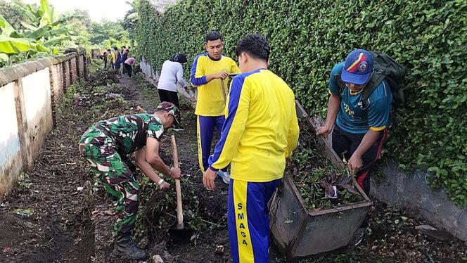 
Jumat Bersih, Koramil 0820-02/Wonoasih Ajak Warga dan Pelajar Bersihkan Jalan Jeruk