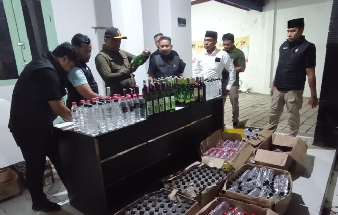 
Ratusan Botol Miras Siap Edar Disita Satpol PP Probolinggo Saat Operasi Malam