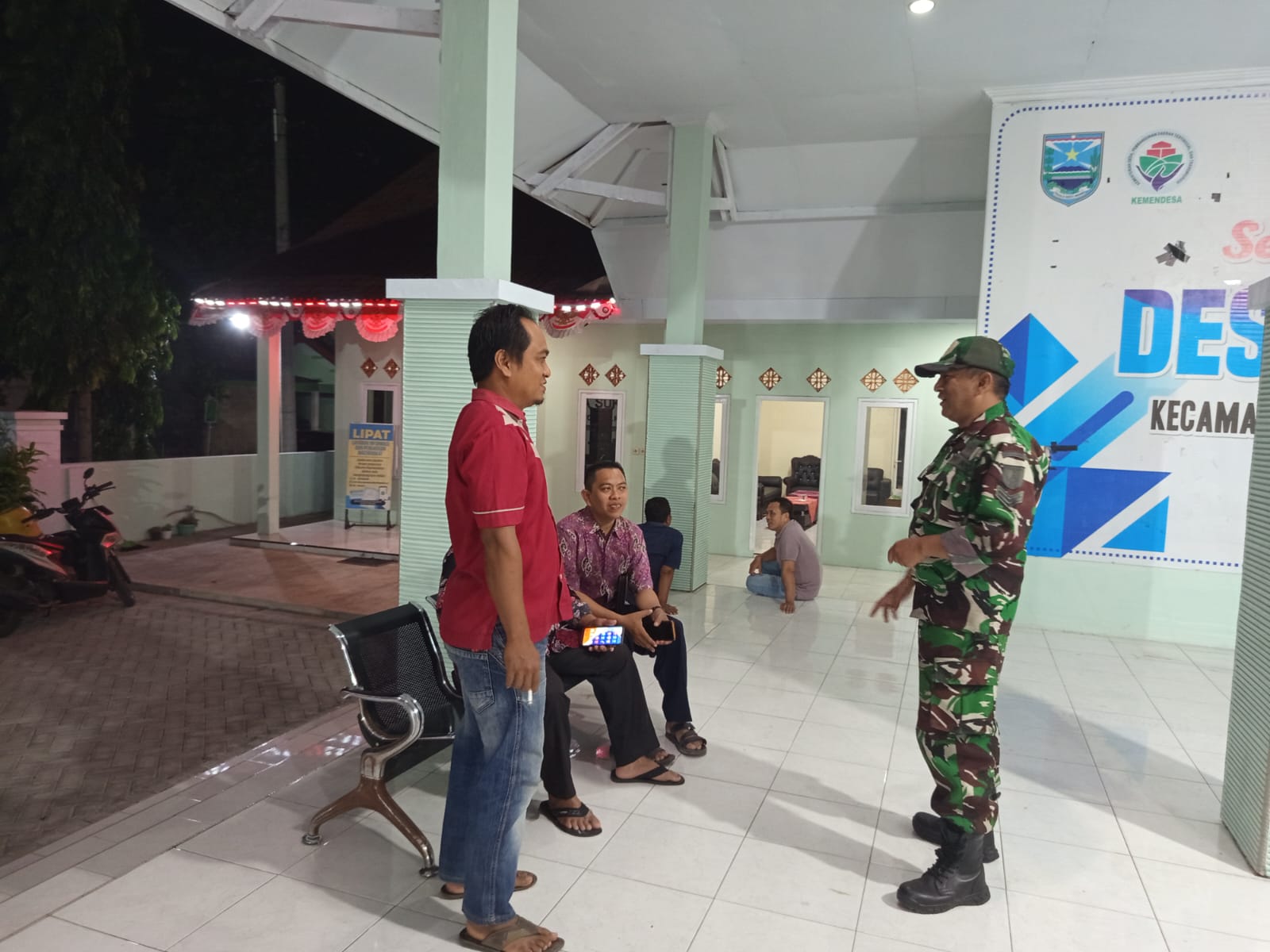 Babinsa Koramil 0820-16/Paiton Gelar Komsos, Ajak Warga Sukodadi Jaga Keamanan Lingkungan Babinsa Koramil 0820-16/Paiton Gelar Komsos, Ajak Warga Sukodadi Jaga Keamanan Lingkungan