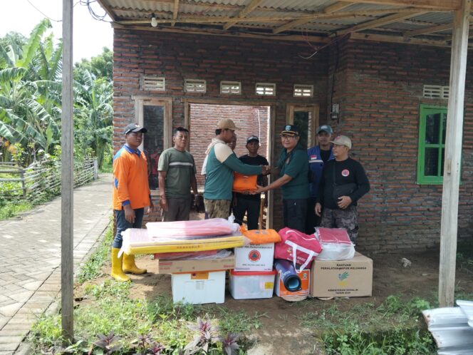 
‎Sinergi BPBD dan Dinsos Probolinggo Gerak Cepat Salurkan Bantuan Logistik Bagi Korban Puting Beliung di Penambangan