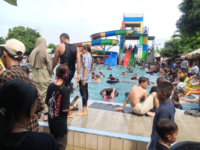 
					Awal 2026, Waterboom Ayu Rejeki Park di Leces Diserbu Ribuan Pengunjung, Warga Sekitar Ikut Panen Berkah