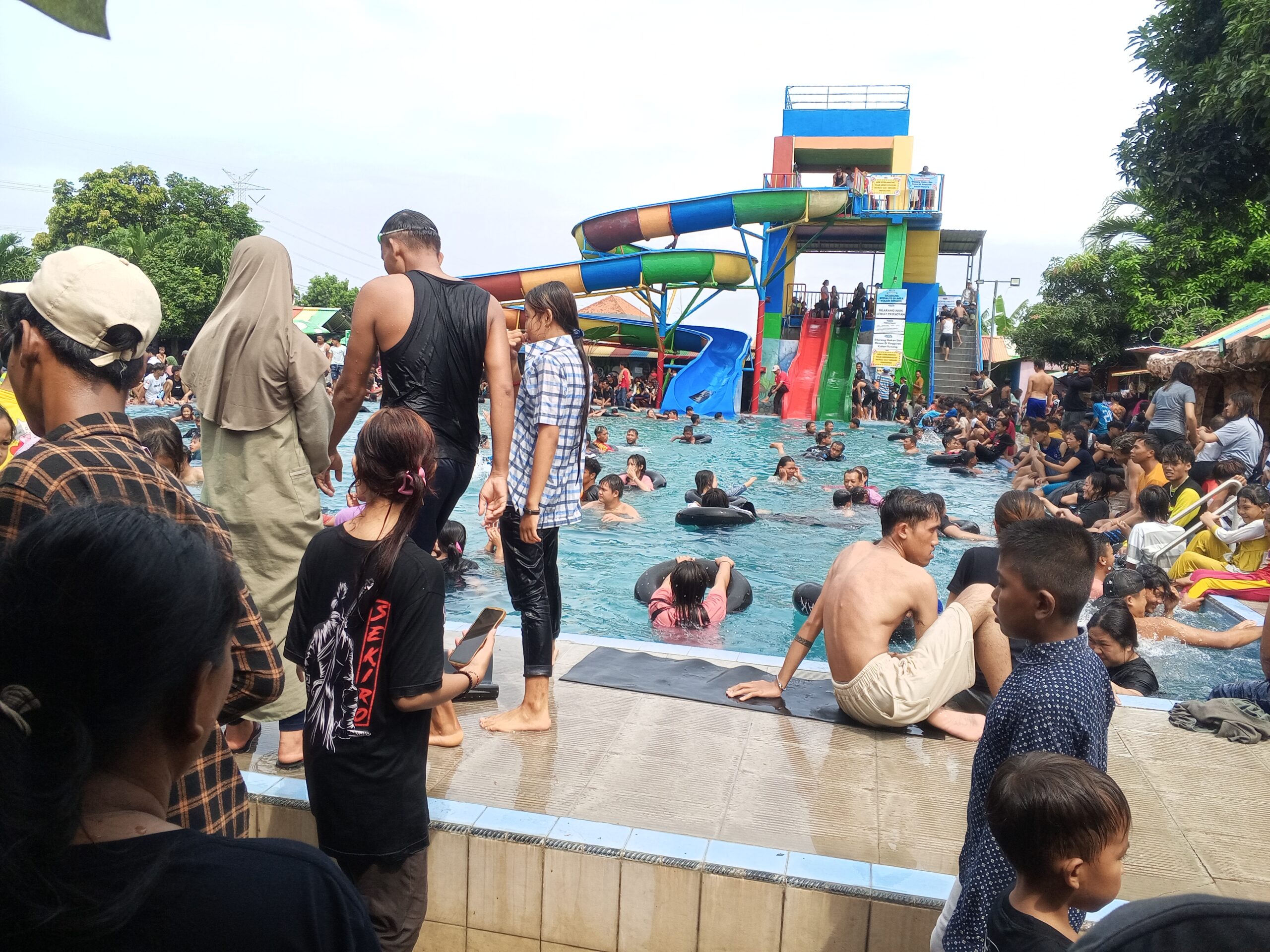 Awal 2026, Waterboom Ayu Rejeki Park di Leces Diserbu Ribuan Pengunjung, Warga Sekitar Ikut Panen Berkah