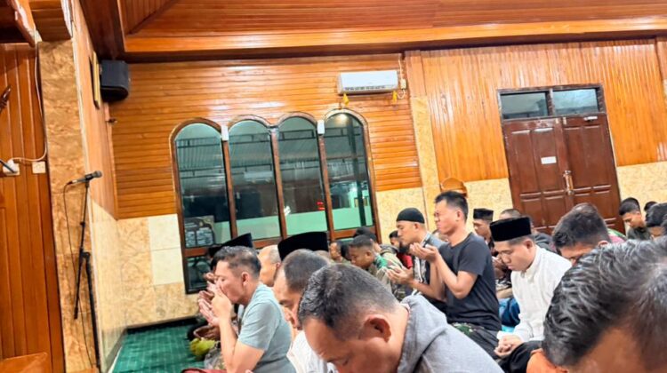 Panglima TNI Sholat Subuh Berjamaah Bersama Prajurit Satgas Pamtas RI-PNG Mobil