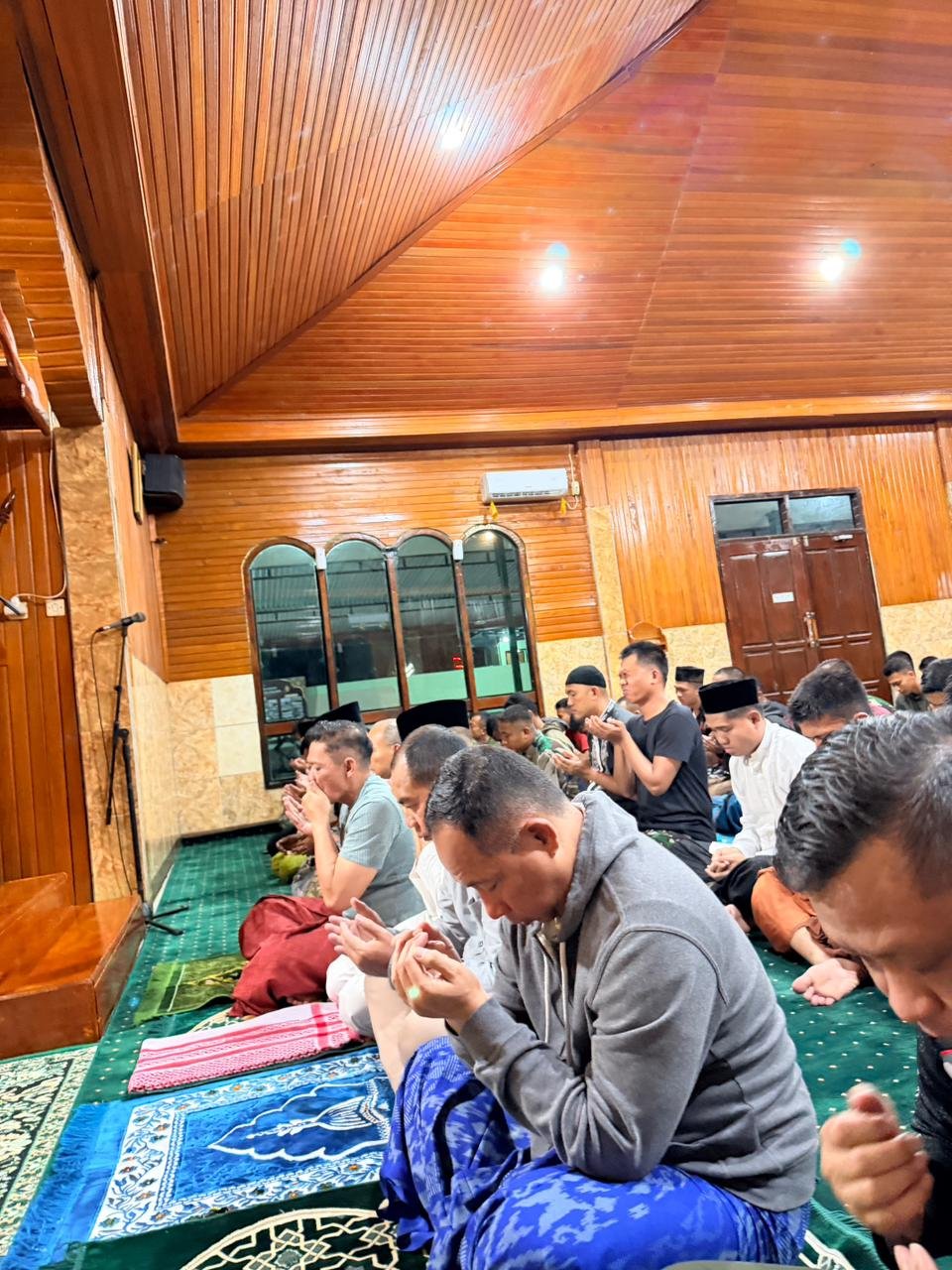 Panglima TNI Sholat Subuh Berjamaah Bersama Prajurit Satgas Pamtas RI-PNG Mobil