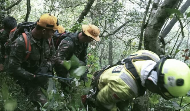 
Prajurit TNI Temukan Enam Korban Kecelakaan Pesawat ATR 42-500