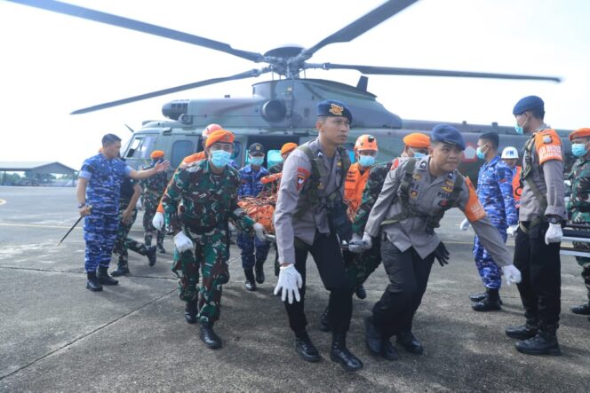 
Danlanud Sultan Hasanuddin Pimpin Langsung Evakuasi Body Part Korban Jatuhnya Pesawat ATR 42-500