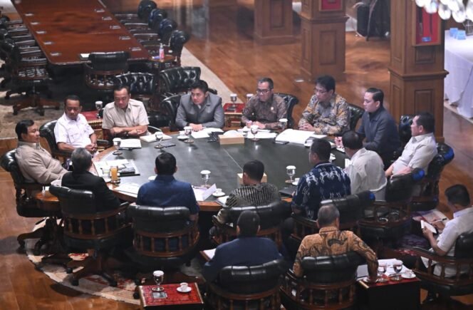 
Panglima TNI Hadiri Pertemuan Terbatas Kabinet di Hambalang, Bahas Program Strategis Nasional Berjalan Tepat Sasaran