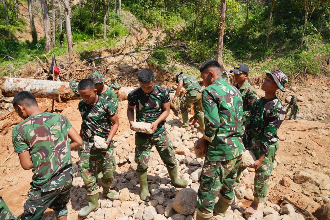 Wakasatgas PRR TNI Tekankan Akselerasi Huntara dan Sinergi Daerah Tangani Dampak Bencana Wakasatgas PRR TNI Tekankan Akselerasi Huntara dan Sinergi Daerah Tangani Dampak Bencana