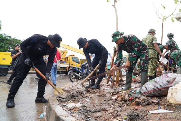 Jaga Jakarta Bersih, Pangdam Jaya Bersama Forkopimda Pimpin Kerja Bakti Serentak di Seluruh Wilayah Kodam Jaya