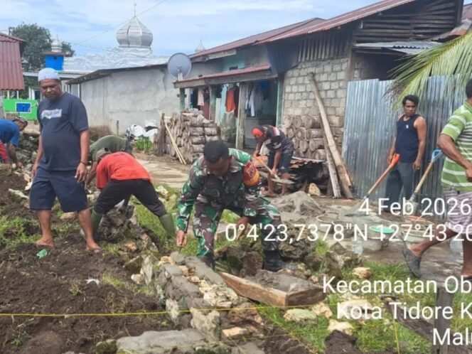 
Peduli Warga Binaan, Babinsa Kodim 1505/Tidore Turun Langsung Bangun Rumah