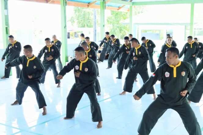 
Prajurit Kodim 1505/Tidore Ikuti Uji Kenaikan Tingkat Pencak Silat Militer Sabuk Putih Ke Sabuk Kuning