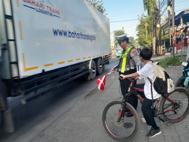 
Fokus Jalur Padat dan Sekolah, Gatur Pagi Polres Probolinggo Tingkatkan Keselamatan Lalu Lintas