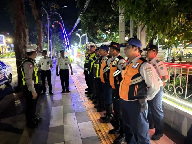 
Puluhan Bus dan Truk Nekat Masuk Jalur Tengah, Satlantas Probolinggo Kota Lakukan Penindakan