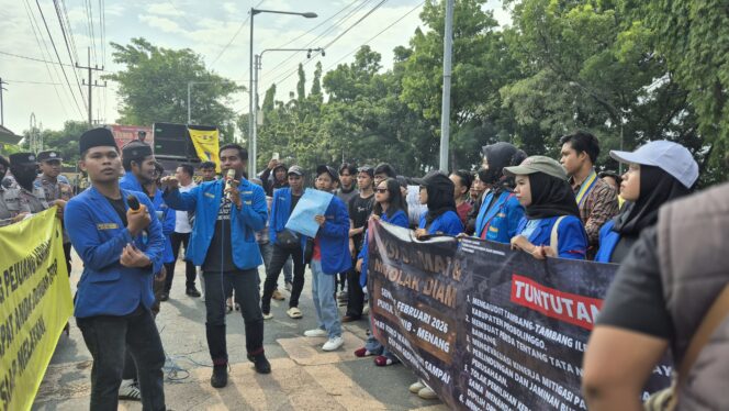 
Buntut Prank Ultah di Gedung DPRD Saat Rawan Bencana, PC PMII Probolinggo Demo dan Desak Evaluasi Ketua DPRD