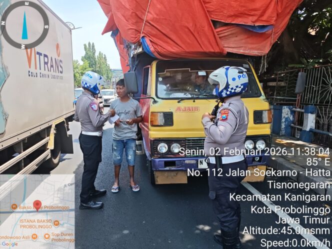
Truk Over Muatan Jadi Sasaran Ops Keselamatan, Polisi Perketat Pengawasan di Jalan Protokol Probolinggo Kota