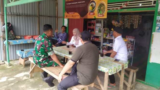 
Babinsa Koramil 1008-01/Muara Uya–Jaro Laksanakan Komsos di Desa Palapi