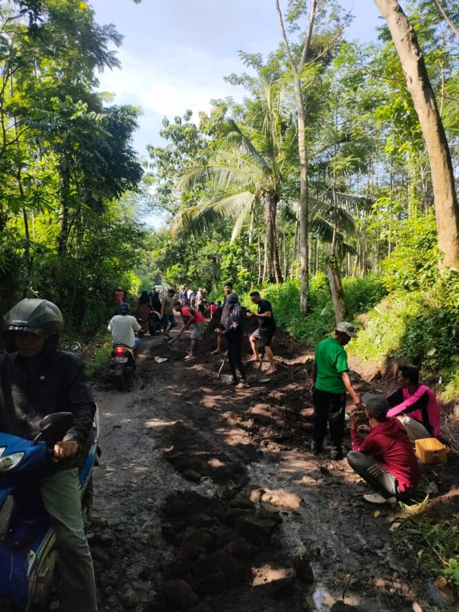 
Camat Tiris Menunjukan Komitmennya Meninjau Langsung Kondisi Jalan di Dusun Bansal Pesawahan