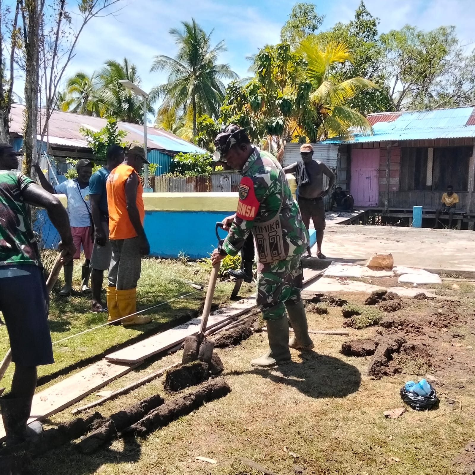 Perkokoh Kemanunggalan, Babinsa Koramil Kokonao Bersama Warga Binaan Gotong Royong Cor Jalan Gereja