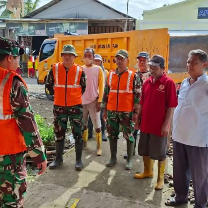 
Nyatakan Perang Terhadap Sampah, TNI Bergerak Serentak Bersihkan Lingkungan