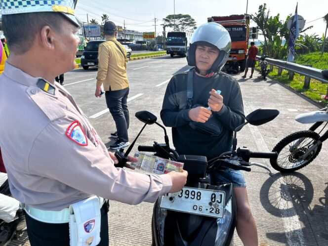 
Ramp Check Intensif di Exit Tol Gending, Satlantas Probolinggo Pastikan Kendaraan Laik Jalan dan Tertib Administrasi