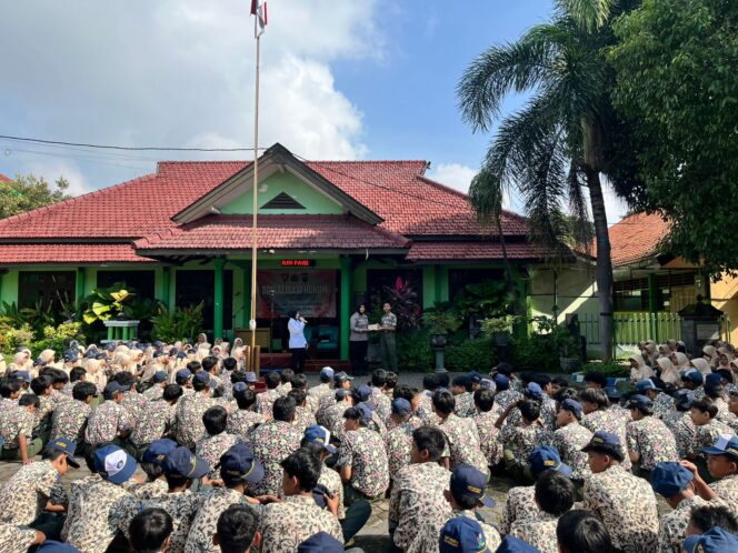 
Cegah Perundungan Sejak Dini, Polisi Sosialisasikan UU Perlindungan Anak di SMPN 4 Probolinggo Kota