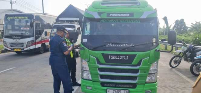 
Dishub Probolinggo Intensifkan Pengawasan Transportasi, Sembilan Kendaraan Terjaring Ramp Check di Tol Gending