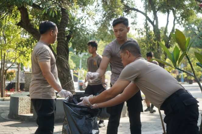 
Dorong Indonesia Bersih, Polres Probolinggo Libatkan Warga dalam Aksi Bersih Lingkungan