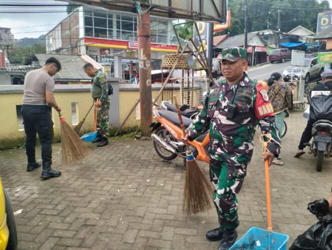 
Danramil 0820-08/Sukapura Pimpin Kerja Bakti Pembersihan Pasar Sukapura
