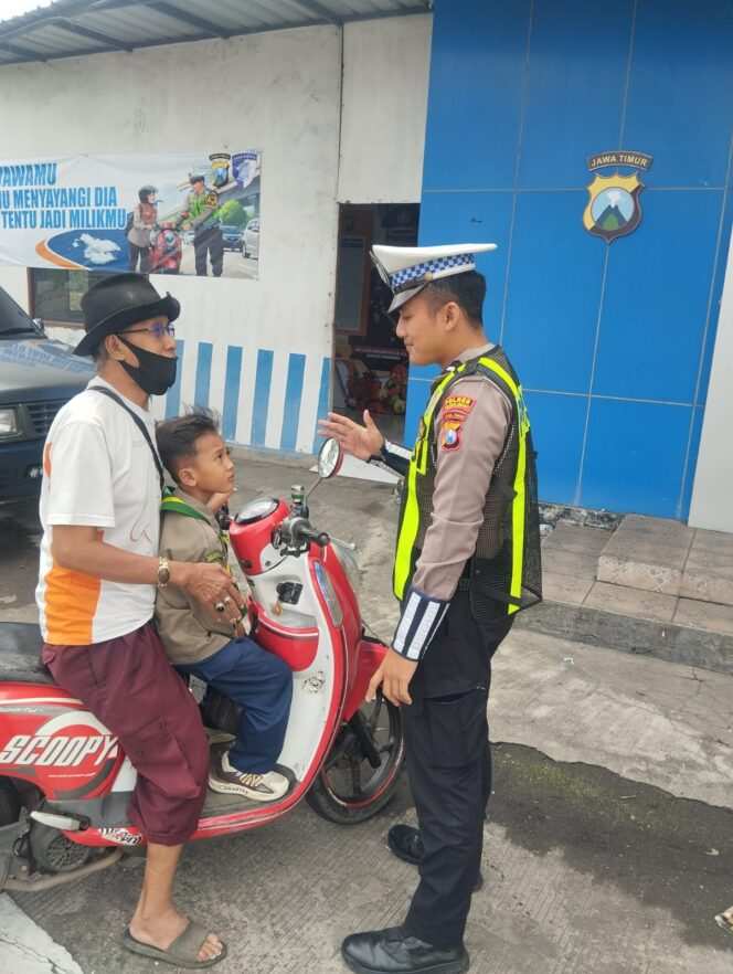 
Operasi Keselamatan, Satlantas Polres Probolinggo Kedepankan Teguran Humanis di Pos Leces