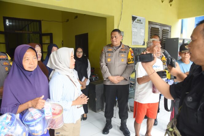 
Kapolres Bondowoso Gandeng “Mas Bhabin” Polisi Viral, Salurkan Bantuan ke Panti Jompo hingga Warga Kurang Mampu
