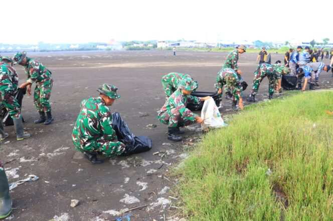 
Mensukseskan Gerakkan Indonesia Asri, Koramil Kanigaran Bersama Sejumlah Pihak Membersihkan Pantai Mayangan Dari Sampah