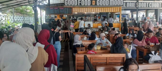 
Antrean Mie Gacoan di Kota Probolinggo Mengular, Pengunjung Terpaksa Bawa Pulang Pesanan; LPKN Siapkan Somasi