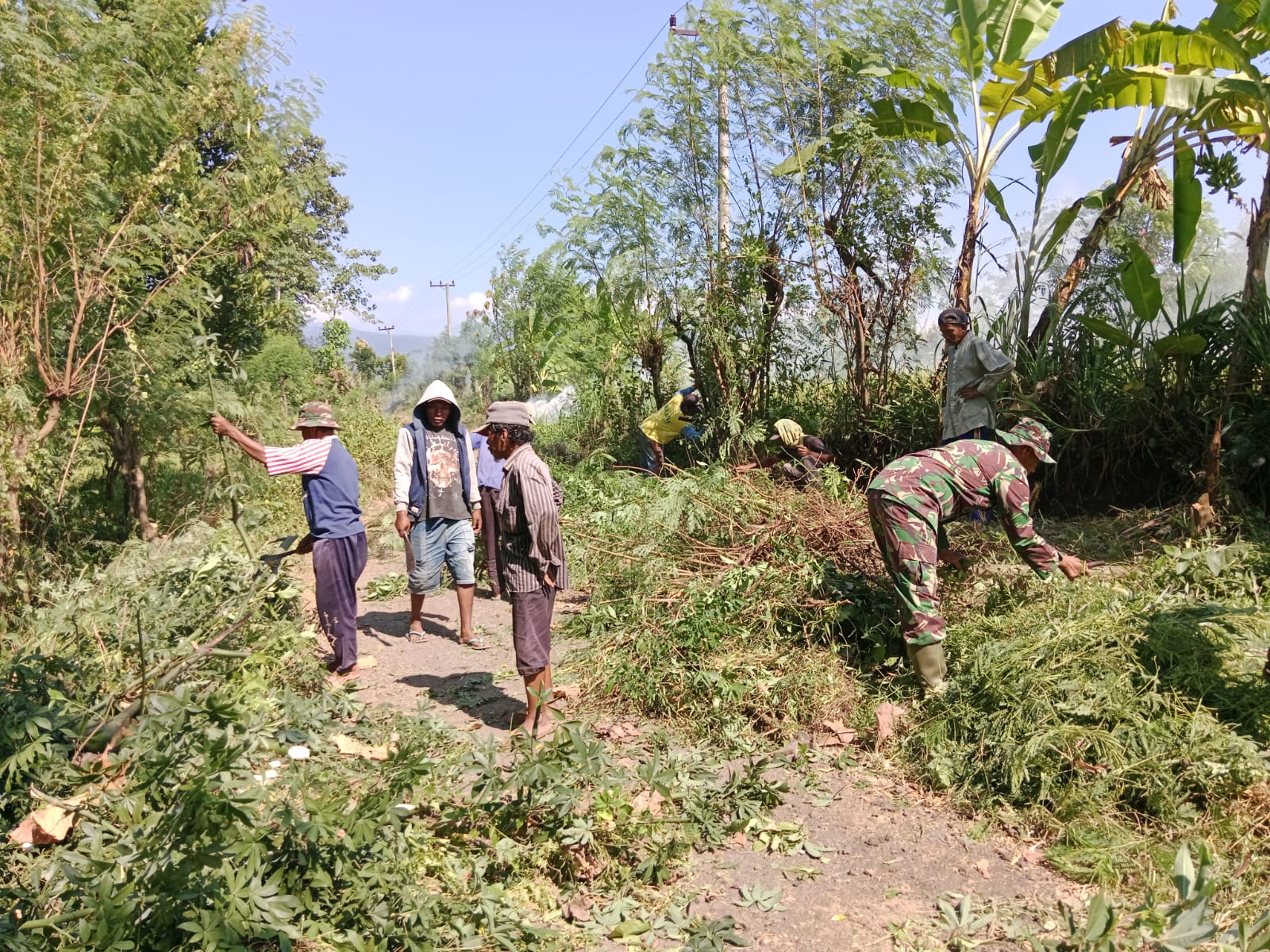 Dukung Arahan Presiden, Babinsa Wonorejo Gelar Kerja Bakti Wujudkan Lingkungan Asri