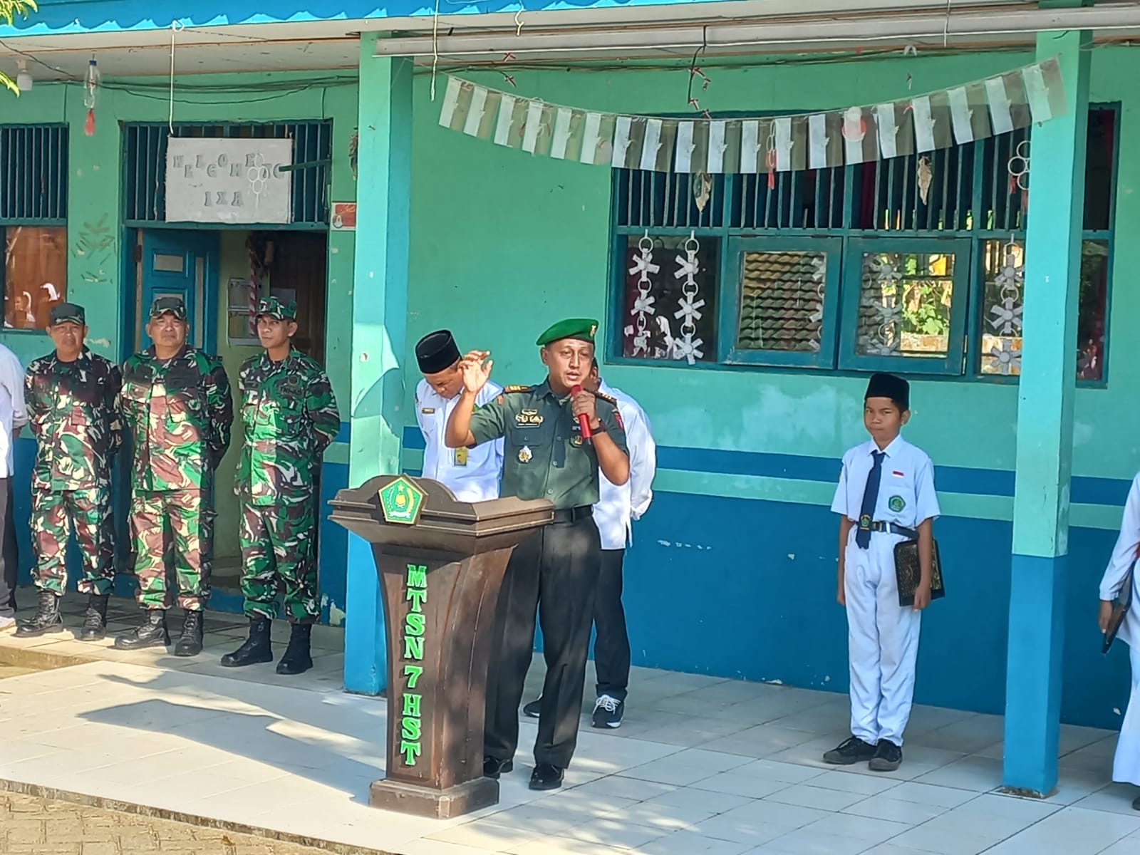 Perkuat Karakter Pelajar, Danramil 1002-02/BAU Jadi Pembina Upacara di MTsN 7 HST