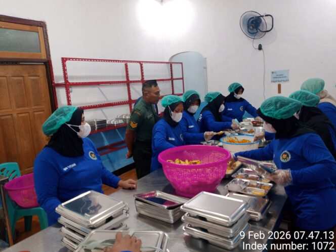 
Pastikan Layak Konsumsi, Babinsa Kodim 1505/Tidore Pantau Dapur MBG