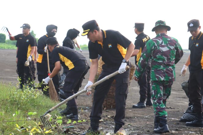 
Kapolres Probolinggo Kota Pimpin Bersih-bersih Pantai Mayangan, Ajak Masyarakat Peduli Lingkungan