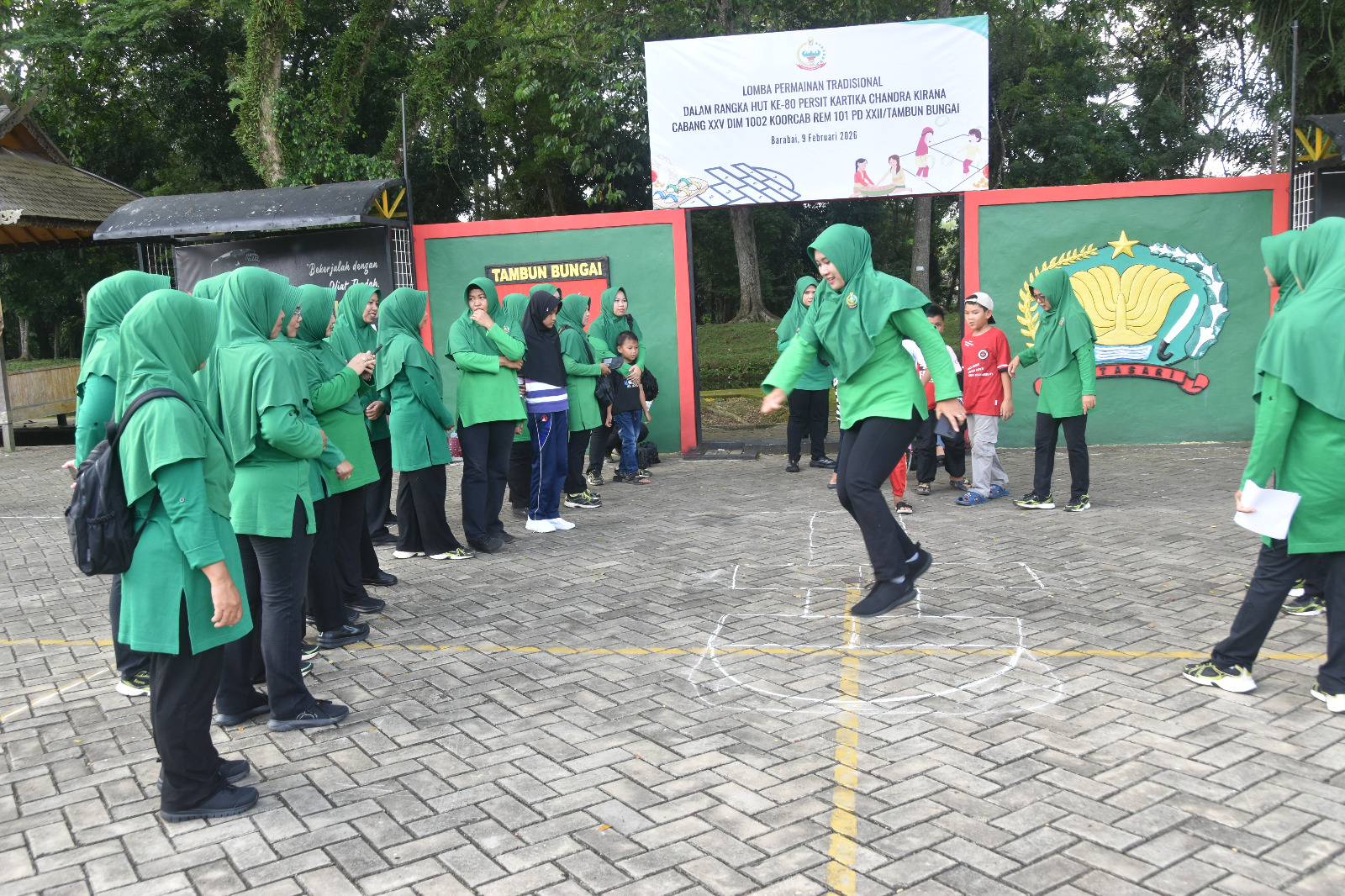 Persit KCK Dim 1002 Hidupkan Permainan Tradisional Jelang HUT ke-80