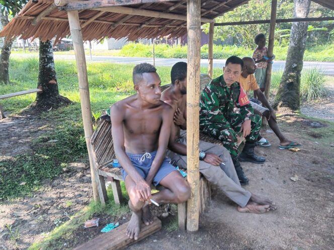 
Babinsa Koramil 1710-07/Mapurujaya Laksanakan Komsos dengan Warga