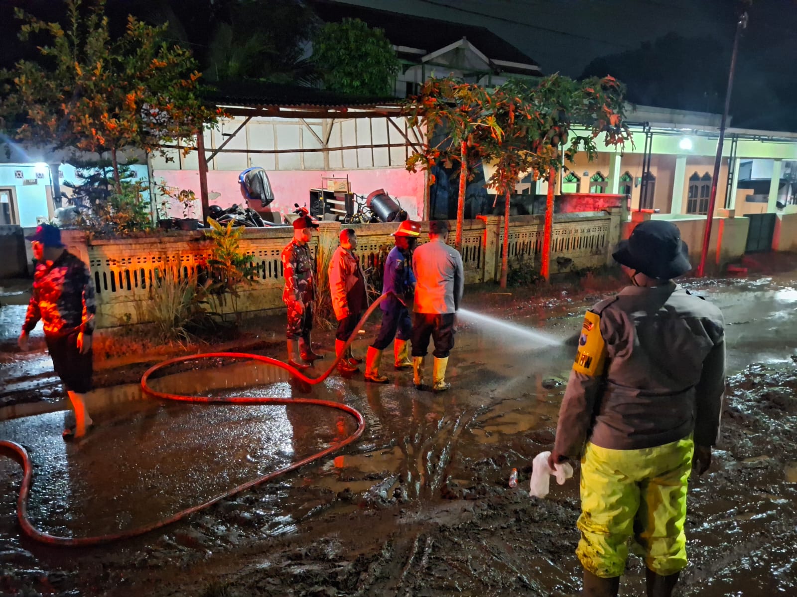 Respon Cepat Polres Probolinggo Tangani Banjir di Kecamatan Dringu