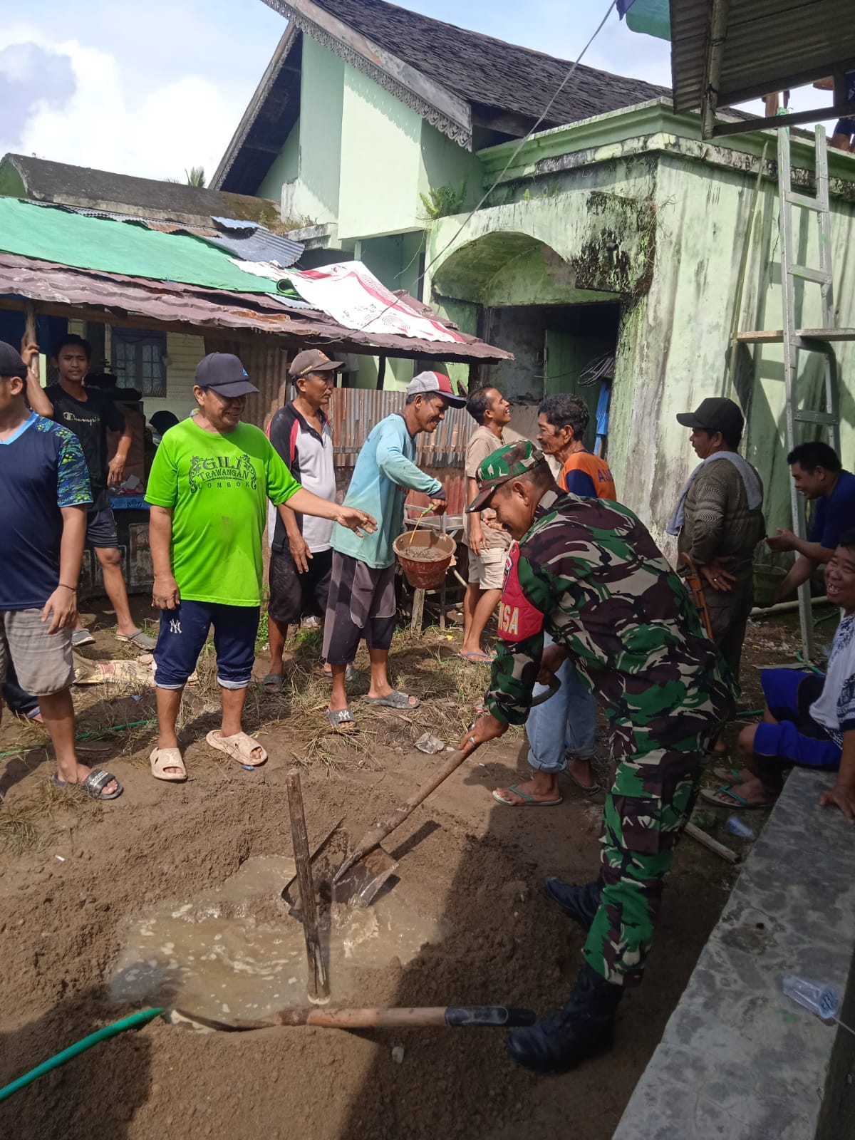 Babinsa Koramil 1002-01/BAS Bersama Warga Gotong Royong Bangun Langgar