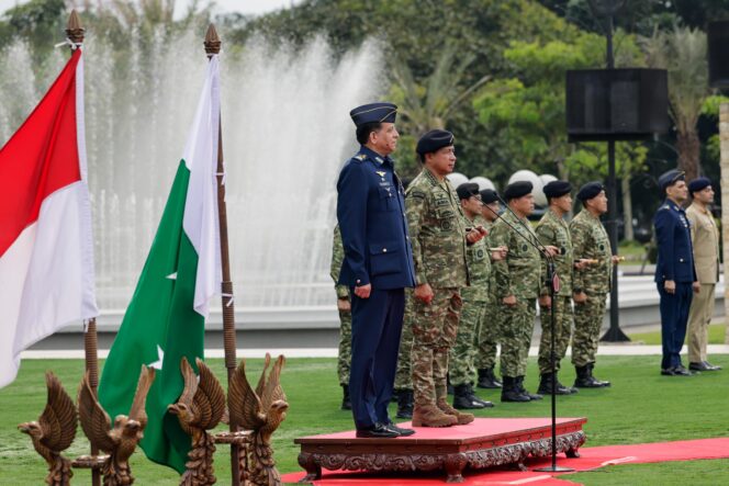 
Perkuat Diplomasi Militer, Panglima TNI Bersama Menhan RI Terima Courtesy Call Kasau Pakistan